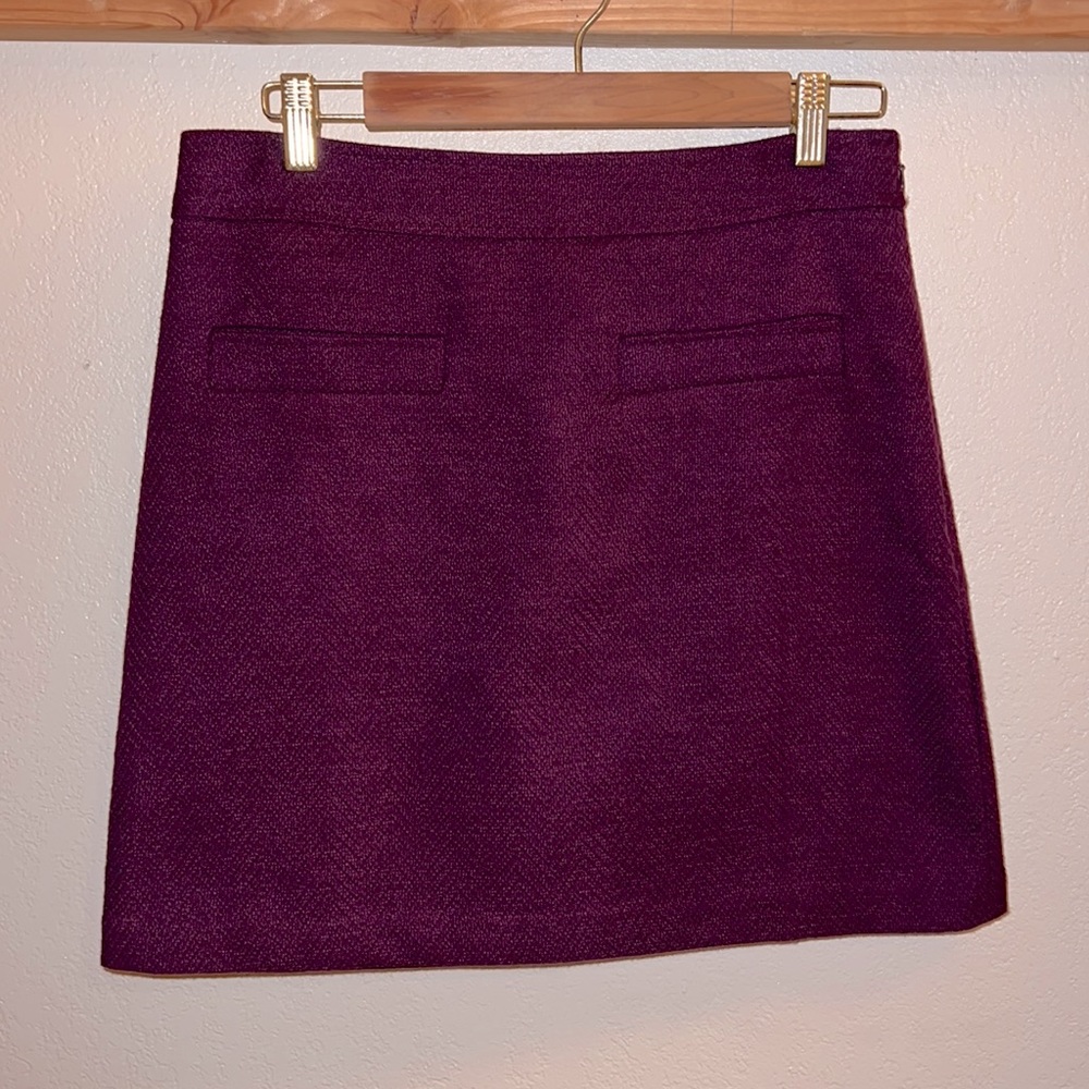 💥 $5 with any bundle! 💥 NWT Loft mini skirt size 4 chevron-textured fabric